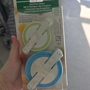 Pom-Pom Maker Set with Blue and Green Rings